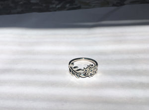 Flower- leaf Ring in Silver and Sapphires